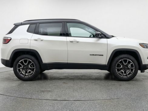 Used 2025 Jeep Compass Trailhawk AWD/4WD image 11