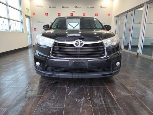 Used 2016 Toyota Highlander XLE image 2