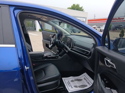 Used 2025 Kia Sportage EX FWD image 21