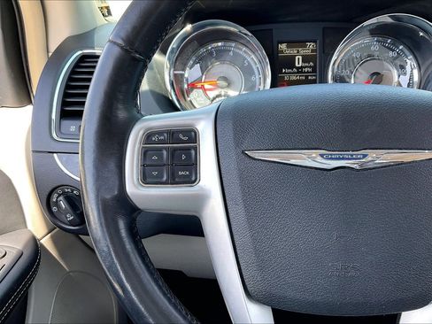 Used 2016 Chrysler Town & Country Touring-L w/ Driver Convenience Group FWD image 19