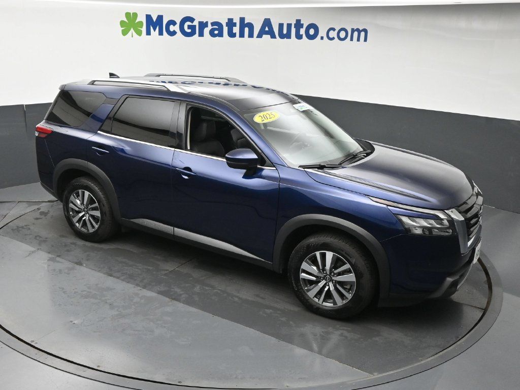 Used 2025 Nissan Pathfinder SL AWD/4WD image 3