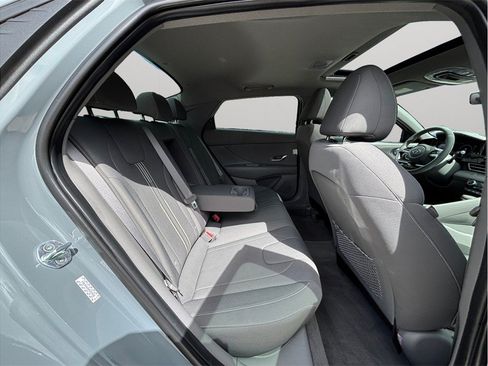 Used 2022 Hyundai Elantra SEL w/ Convenience + Premium Package FWD image 40