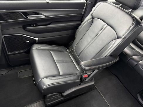 Used 2025 Jeep Wagoneer L Series III image 12