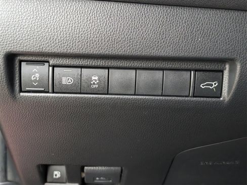 Used 2022 Toyota Venza LE image 24