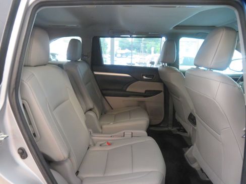 Used 2018 Toyota Highlander XLE AWD/4WD image 25