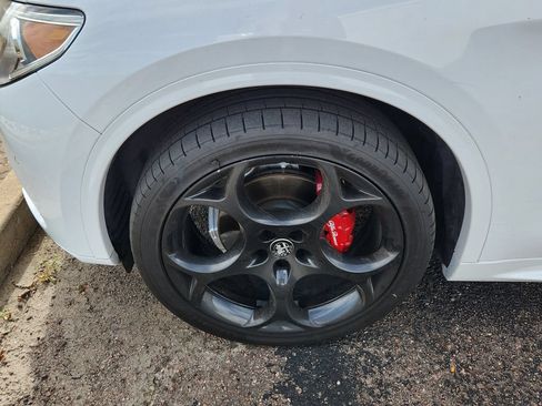 Used 2023 Alfa Romeo Stelvio Veloce AWD/4WD image 7