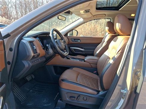 Used 2025 Nissan Pathfinder Platinum w/ Black Appearance Package image 11