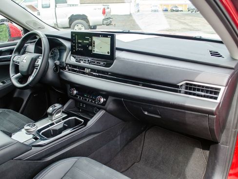 Used 2025 Mitsubishi Outlander AWD image 29