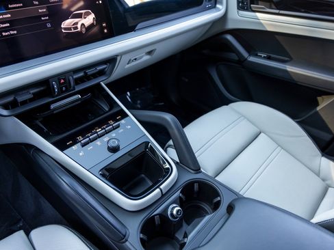 Certified 2025 Porsche Cayenne image 41