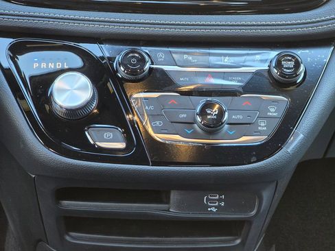New 2026 Chrysler Pacifica Select FWD image 30