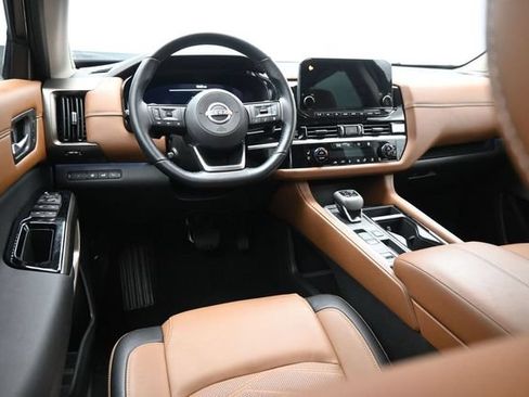 Used 2025 Nissan Pathfinder Platinum FWD image 27