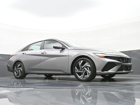 Certified 2024 Hyundai Elantra Limited FWD image 42