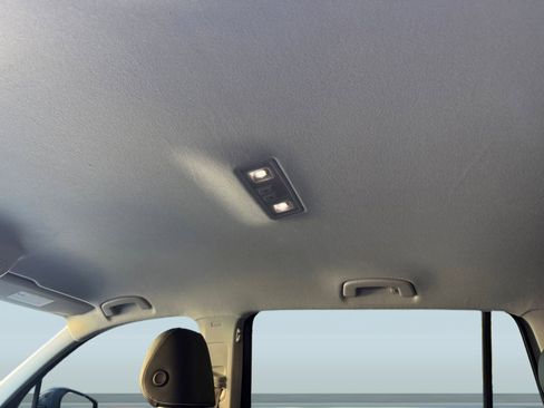 Used 2023 Volkswagen Tiguan SE image 30