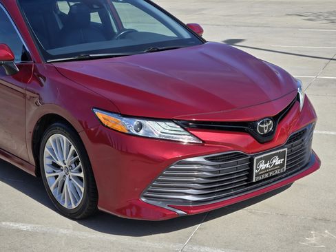 Used 2019 Toyota Camry XLE image 7