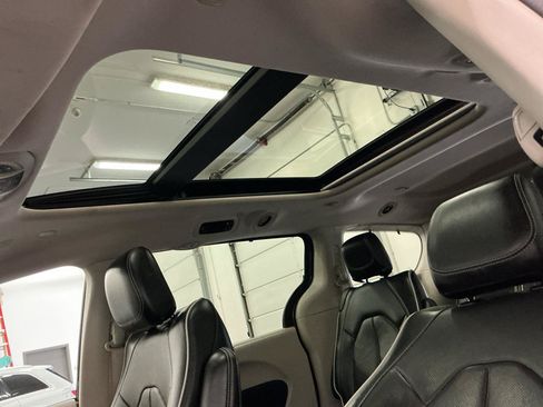 Used 2023 Chrysler Pacifica Limited FWD image 9