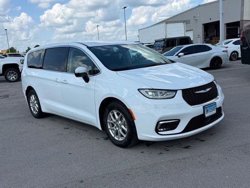 Used 2023 Chrysler Pacifica Touring-L image 2