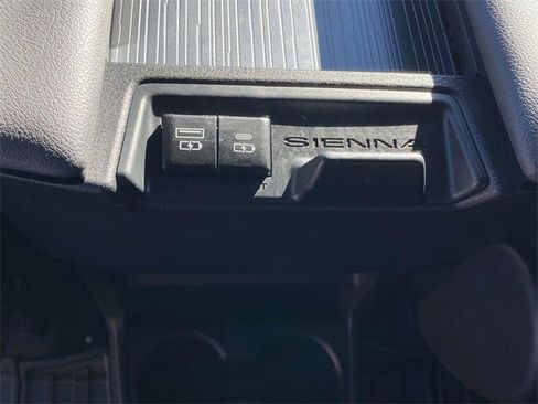 Used 2021 Toyota Sienna XSE image 11