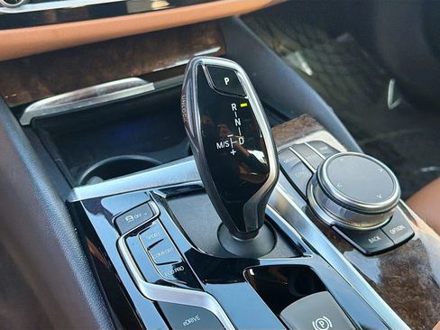 Used 2019 BMW 530e xDrive w/ Convenience Package image 27