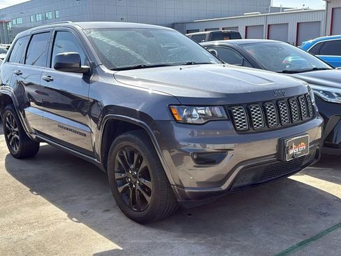 Used 2018 Jeep Grand Cherokee Altitude image 2