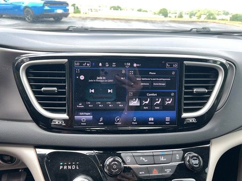 Used 2024 Chrysler Pacifica Touring-L FWD image 18