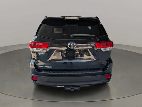Used 2018 Toyota Highlander LE FWD image 4