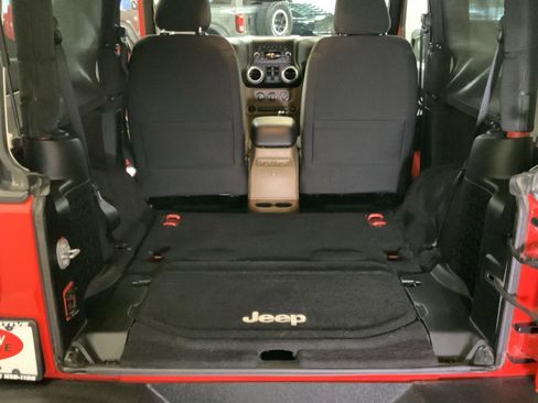 Used 2017 Jeep Wrangler Sahara w/ Connectivity Group AWD/4WD image 36