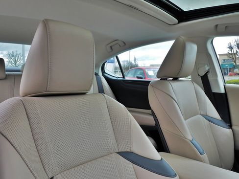 Used 2019 Lexus ES 300h w/ Accessory Package 2 image 14