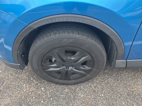 Used 2018 Toyota RAV4 LE FWD image 18