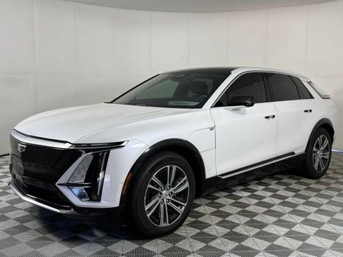 Used 2024 Cadillac Lyriq Luxury AWD/4WD image 2