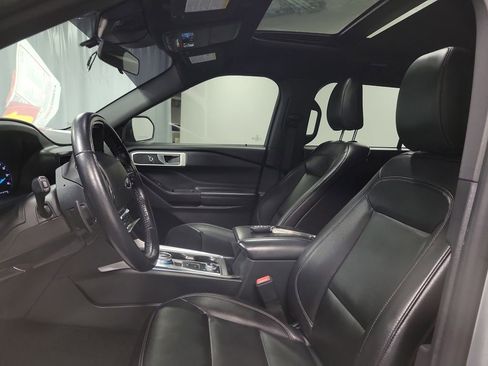 Used 2020 Ford Explorer XLT w/ Equipment Group 202A image 13