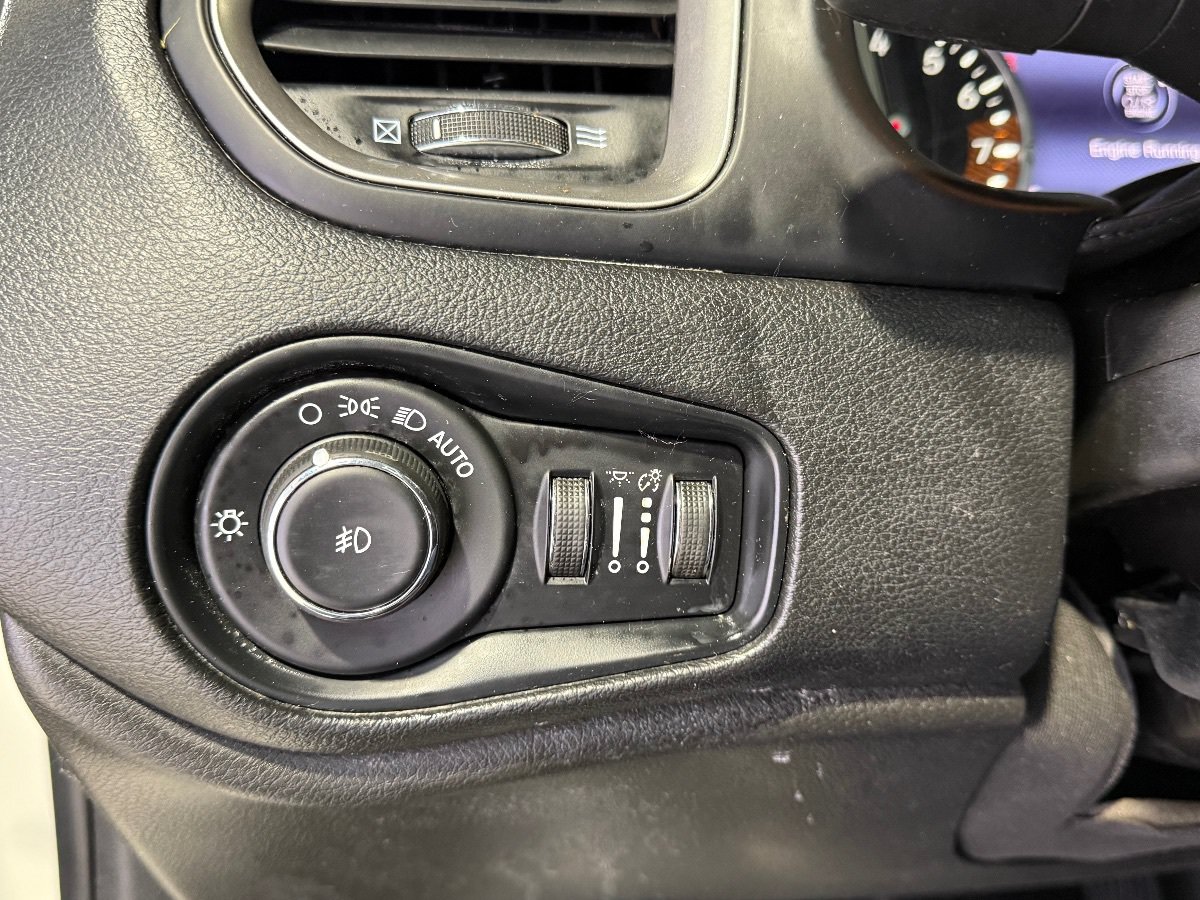 Used 2021 Jeep Renegade Latitude w/ Sun & Sound Group FWD image 14