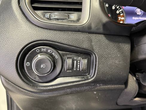 Used 2021 Jeep Renegade Latitude w/ Sun & Sound Group FWD image 14