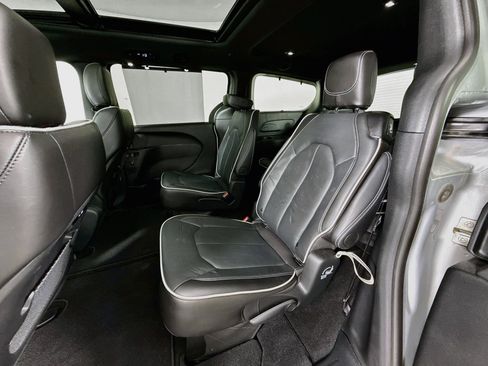 Used 2024 Chrysler Pacifica Limited w/ S Appearance Package FWD image 23