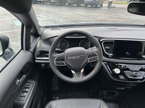 New 2026 Chrysler Pacifica Select AWD/4WD image 17
