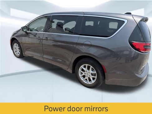 Used 2023 Chrysler Pacifica Touring-L FWD image 16