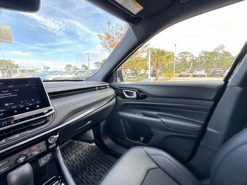 New 2026 Jeep Compass Latitude AWD/4WD image 25