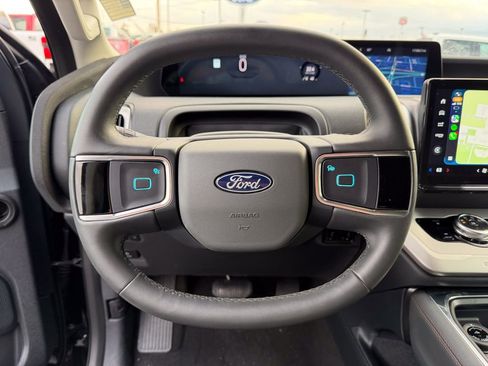 Used 2025 Ford Expedition Active image 32