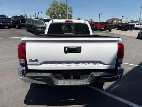 Used 2022 Toyota Tacoma SR5 w/ SR5 Appearance Package (SM) AWD/4WD image 4