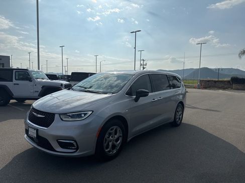 Used 2024 Chrysler Pacifica Limited image 4