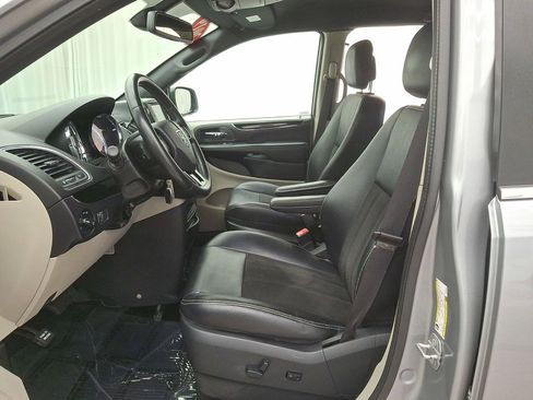Used 2019 Dodge Grand Caravan SXT FWD image 11