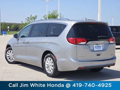 Used 2018 Chrysler Pacifica Touring-L w/ Premium Audio Group FWD image 11