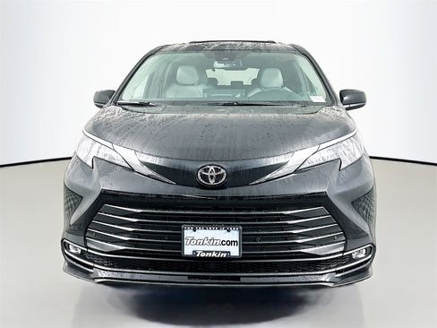 New 2026 Toyota Sienna XLE image 2
