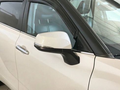 Used 2023 Toyota Highlander XLE image 25