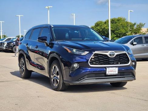 Used 2023 Toyota Highlander XLE FWD image 2