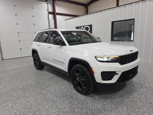 Used 2022 Jeep Grand Cherokee Altitude RWD image 5