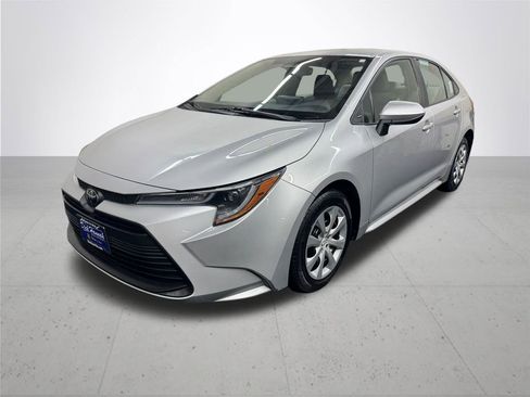 Used 2023 Toyota Corolla LE image 2