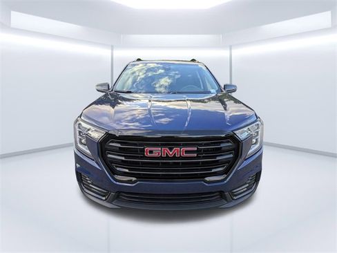 Used 2023 GMC Terrain SLE w/ Driver Convenience Package image 9