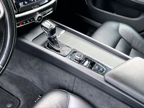 Used 2020 Volvo V60 T5 Momentum image 17