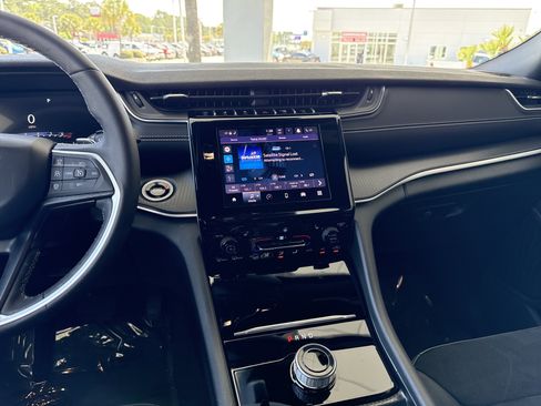 Used 2024 Jeep Grand Cherokee Altitude image 27