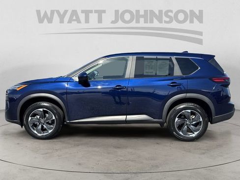 Used 2025 Nissan Rogue SV image 2